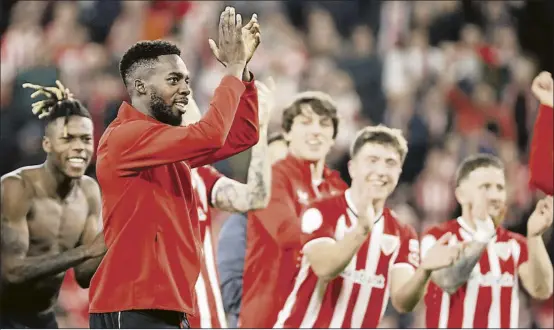  ?? FOTO: EFE ?? Ovacionado Iñaki Williams agradece los aplausos que le dedicó la afición de San Mamés y sus propios compañeros al término del encuentro frente al Barça