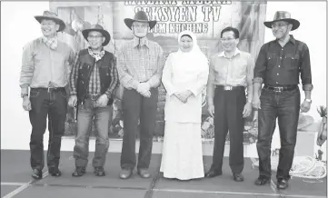  ??  ?? Abdul Wahab (third left) Salmah (third right) and others pose for the camera at the function.