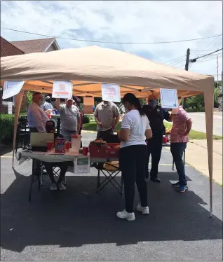  ?? ADAM DODD — THE NEWS-HERALD ?? The sun was shining as free lunches were handed out in Painesvill­e in front of Jackie’s Sports Bar.