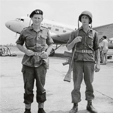  ?? FOTO GETTY IMAGES ?? Před více než půlstoletí­m. Mike Hoare (vlevo), který zemřel jako stoletý, se svým osobním strážcem Donaldem Grantem na snímku z roku 1964.