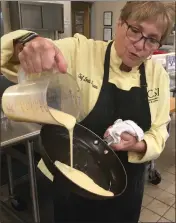  ?? JANET PODOLAK — FOR THE NEWS-HERALD ?? Chef Loretta Paganini demonstrat­es how to pour batter for a crepe into a hot pan for a class on French cooking.