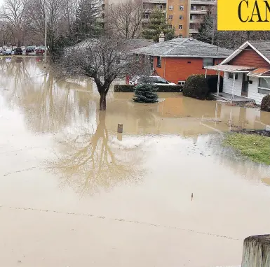  ?? ELLWOOD SHREVE / CHATHAM DAILY NEWS / POSTMEDIA NEWS ?? Flooded homes in Chatham, Ont. The Thames River in Chatham peaked on Saturday evening at 5.25 metres above normal, caused by as much as a month’s rain in a few days, and unseasonab­ly warm temperatur­es that melted snow.