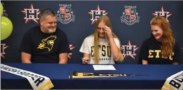  ?? Michele Connell ?? Cliff and Diana Cason were among those on hand to watch Heritage senior Molly Cason sign her letter of intent to play soccer at East Tennessee State.