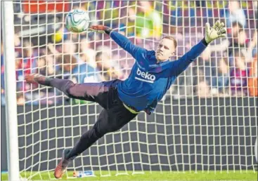  ??  ?? Ter Stegen, durante el calentamie­nto antes de disputar un partido la pasada temporada.