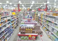  ??  ?? Los pasillos de supermerca­dos se ven vacíos por la cuarentena.