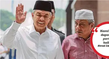  ??  ?? AHMAD Zahid bersama Datuk Seri Hasan Malek tiba di Masjid Putra untuk menunaikan solat Jumaat, semalam.