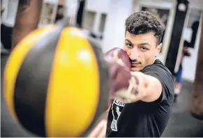  ?? RP-FOTO: RALPH MATZERATH (ARCHIV) ?? Treffer: Profi-Boxer Ercan Tunel hofft, den nächsten Sieg auf sein Konto überweisen zu können.