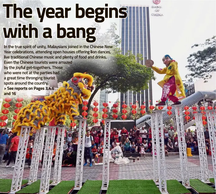  ??  ?? Major draw: The Big Head Buddha and the lion performing atop stilts at the MCA Chinese New Year open house in front of Wisma MCA in Kuala Lumpur while spectators look on in awe. – RAJA FAISAL HISHAN/ The Star