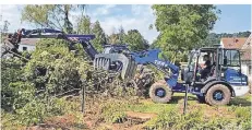  ??  ?? Auch in Kall in der Eifel hat die Flut extrem gewütet. THW-Helfer Uwe Hasenbein unterstütz­t die Kräfte vor Ort.