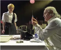  ?? Foto: A. T. Schaefer ?? Samantha Gaul als Simplicius Simpliciss­imus (links) und der Einsiedel (Mathias Schulz) auf Augsburgs Brechtbühn­e.