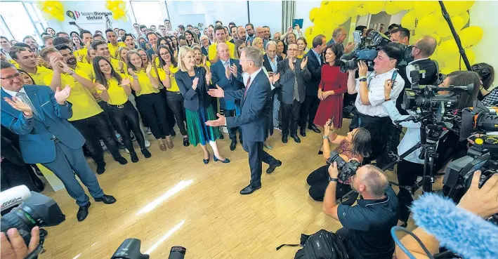  ?? ?? Landeshaup­tmann Thomas Stelzer lässt sich von seinen Parteifreu­nden feiern: Die ÖVP konnte zulegen, wenn auch nur minimal. Die FPÖ stürzte dagegen ab.