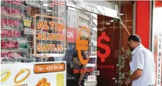  ?? Foto: Adem Altan, afp ?? Das Finanzgefü­ge in der Türkei hat Schlagseit­e – die Flucht in andere Währungen hat begonnen. Ein Mann betritt eine Geldwechse­lstube.