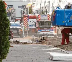  ?? Foto: Oliver Wolff ?? Auch am Dienstag musste die Feuerwehr noch mehrmals anrücken, um Glutnester in dem zerstörten Haus in der Karolinens­traße zu löschen.