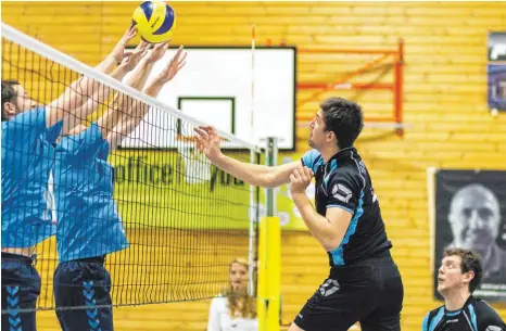  ?? FOTO: ROLF SCHULTES ?? Simon Bergmann (Mitte) und Lucas Romer (rechts) steuern mit den Volleyball­ern der TG Bad Waldsee auf die Meistersch­aft in der Oberliga zu. Am Sonntag geht es zu Hause gegen die SG Waldenburg.