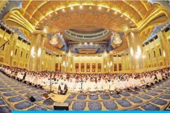  ??  ?? KUWAIT: Worshipper­s perform the qiyam prayer inside the Grand Mosque. — Photos by Yasser Al-Zayyat and KUNA