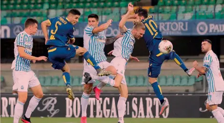  ?? ANSA ?? Il terzo sigillo Marco Davide Faraoni, 28 anni, col numero 5, realizza con una bella torsione di testa il gol del 3-0, dopo la doppietta di Samuel Di Carmine