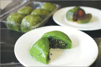  ?? PHOTOS PROVIDED TO CHINA DAILY ?? Left: Qingtuan stuffed with minced Indian aster and dried bean curd is one of the most popular specialtie­s Wangjiasha has to offer.