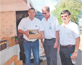  ?? ?? El intendente Sergio Galeano muestra la producción de miel del distrito al presidente de la Fecoprod, Ing. Agr. Alfredo Fast.