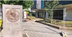  ?? RP-FOTO: STEPHAN MEISEL ?? Von der Plakette auf dem Denkmal blickt der Namensgebe­r des Konrad-Adenauer-Platzes jetzt auf einen Bauzaun.