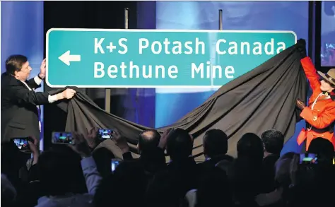  ?? TROY FLEECE ?? Dr. Ulrich Lamp, president and CEO of K+S Potash Canada, unveils the new name of the $4.1 billion mine earlier this month. The Bethune Mine is Saskatchew­an’s first new potash operation in a generation. The company plans to bring the massive solution...
