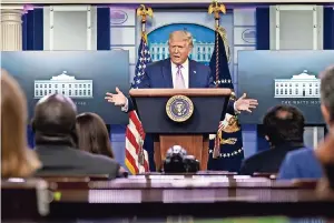  ??  ?? EL PRESIDENTE Donald Trump habla en una conferenci­a de prensa