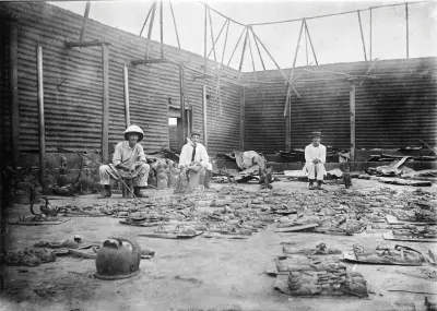  ??  ?? 1. Soldiers with the British punitive expedition of February 1897 photograph­ed by Reginald Granville Kerr in the Benin palace compound, Benin City, in 1897