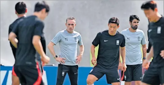 ?? ?? Paulo Bento supervisa el último entrenamie­nto de Corea del Sur previo al partido de esta tarde contra Portugal.