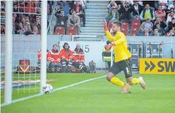  ?? FOTO: IMAGO ?? Da war’s passiert: VfB-Torhüter Ron-Robert Zieler lässt einen Einwurf ins Netz kullern.