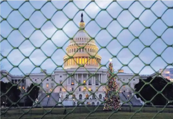  ?? AP ?? El Capitolio, en Washington, durante el primer día de parálisis parcial por la disputa entre Congreso y la Casa Blanca por el financiami­ento del muro fronterizo con que pretende detener la inmigració­n ilegal desde México.
