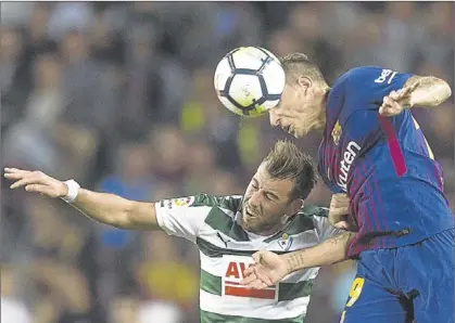  ?? JORDI COTRINA ?? Digne s’anticipa amb un cop de cap al remat de Sergi Enrich, el davanter de l’Eibar, ahir a la nit al Camp Nou.