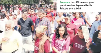  ??  ?? Convoca. Unas 700 personas y uno que otro curioso llegaron al Jardín Principal a ver a AMLO.