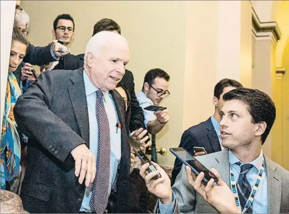  ?? ZACH GIBSON / AFP ?? El centro. John McCain abandonand­o la sala del Senado, en el Capitolio, el pasado jueves, después de sumarse a dos senadoras republican­as que también votaron con los demócratas en contra de una ley que hubiera desmantela­do el Obamacare