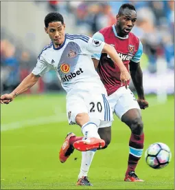  ?? Picture: GETTY IMAGES ?? STAR PLAYER: Steven Pienaar, left, plays for Sunderland in a Premier League match against West Ham United