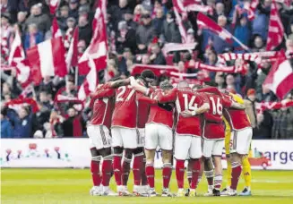  ?? // EFE ?? Los jugadores del Nottingham Forest hacen piña antes del partido contra el Liverpool