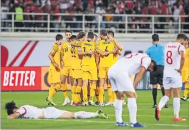  ??  ?? CLASIFICAD­OS. Australia venció en el 93’ y pasó a octavos como segunda de su grupo.