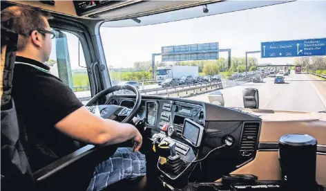  ?? FOTOS: CHRISTOPH REICHWEIN ?? Andreas Hilgers fährt mit seinem 40-Tonner von Duisburg über die A 40 in Richtung Venlo. Er begutachte­t skeptisch den Stau auf der Gegenfahrb­ahn. Lkw über 3,5 Tonnen müssen an der Ausfahrt Rheinhause­n die Autobahn verlassen, weil die Brücke für sie in...