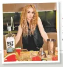  ??  ?? Paulina Rubio dice: “¡Salud!” La Chica Dorada presenta su tequila, Get Hot, y da tips para disfrutarl­o en cocteles.