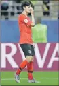  ??  ?? Lee Geun Min, de Corea del Sur, reacciona después de perder ante Noruega. Debajo, la francesa Grace Geyoro disputa el balón con Halimatu Ayinde