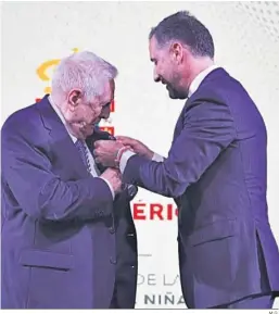  ?? M.G. ?? José María Segovia recibe la distinción de manos de Gustavo Cuéllar.