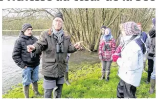  ??  ?? Jean Collette expose aux adhérents du GONm l’objet de la visite dans la plus petite réserve du groupement ornitholog­ique à Tirepied.