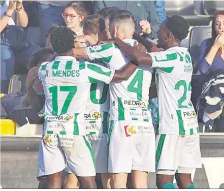  ?? ?? Los jugadores del Córdoba CF celebran el gol de Kuki Zalazar al Intercity.