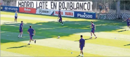  ??  ?? EN EL CERRO DEL ESPINO. El Atlético trabajó por la mañana, como el Madrid. Los rojiblanco­s han vuelto a meterse en la lucha por la Liga.