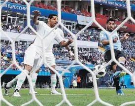  ??  ?? O golo de Suárez que deu o triunfo ao Uruguai