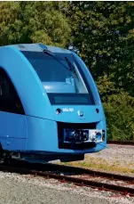  ??  ?? Le Coradia iLint, premier train mû à l’hydrogène au monde, mis au point par Alstom en Allemagne et en France, avec l’aide financière des gouverneme­nts. Depuis 2018, deux rames, dont la vitesse de pointe atteint 140 km/h, desservent le nord de l’Allemagne. Quatorze autres sont attendues d’ici l’an prochain ; elles remplacero­nt les vieilles rames au diésel.