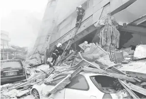  ?? — Gambar Reuters ?? ANGGOTA bomba bergegas mencari mangsa terselamat selepas gempa bumi melanda bandar Hualien di timur Taiwan semalam.