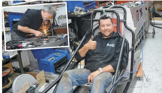  ?? PHOTOS COLLABORAT­ION SPÉCIALE, ALEX DROUIN ?? Sylvain Ouellet, à l’atelier de son ami Gilles Gagné (en mortaise), assis dans la motoneige modifiée en constructi­on.