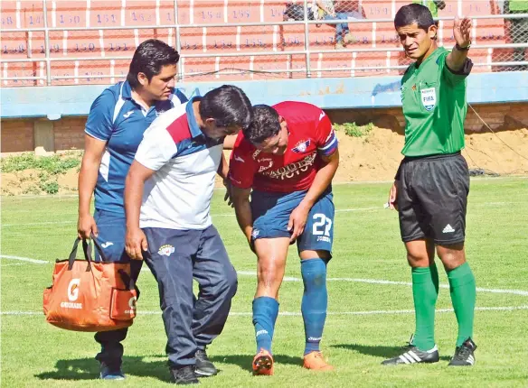  ?? MAURICIO ROCABADO ?? El defensor Edward Zenteno (centro) sale lesionado del encuentro que jugó Wilsterman­n ante Aurora, el domingo.