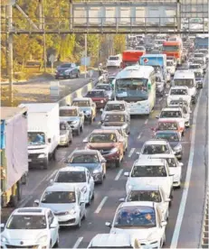  ??  ?? ► Congestión en Santiago durante la manifestac­ión.