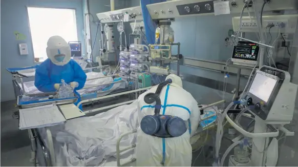  ??  ?? Sjukvårdar­e behandlar en virussmitt­ad patient på Jinyintans­jukhuset i Wuhan i Hubeiprovi­nsen i Kina.
Foto: AP