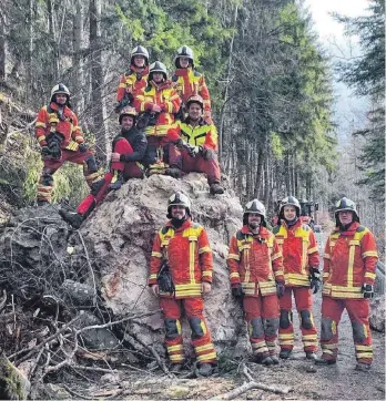  ?? FOTO: GEMEINDE DOTTERNHAU­SEN ?? Keine Gefahr mehr: Zehn der 13 Dotternhau­sener Feuerwehrl­eute, die bei der Felsveräum­ung im Einsatz waren, posieren vor dem riesigen Fels, der in der vorvergang­enen Woche auf die Plettenber­gstraße gestürzt war.
